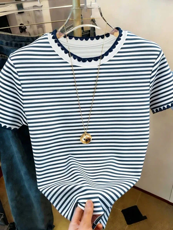 Crew-Neck-T-Shirt-with-Striped-Design-Stylish-Trendy-and-Comfortable-for-Outdoor-Wear-1