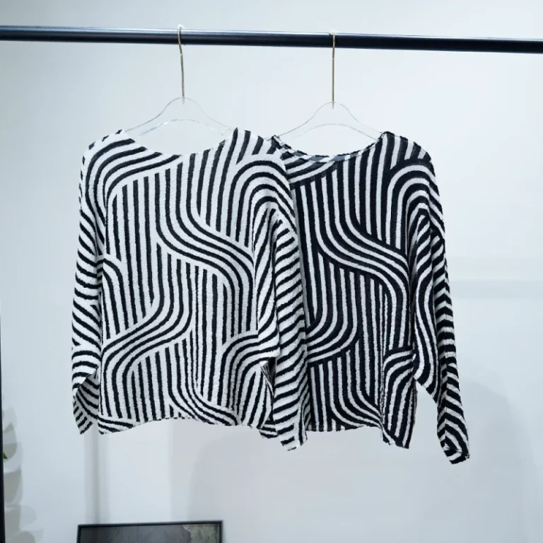 Manufacturer-Custom-made-High-quality-Pleated-Digital-Print-Black-and-White-Womens-Long-sleeved-T-shirt