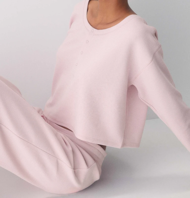 OEM-New-Fashion-Long-sleeved-Henry-T-shirt-with-a-Curvaceous-Hem-Round-Neck-and-Buttons-Oversized-Waffle-Knit